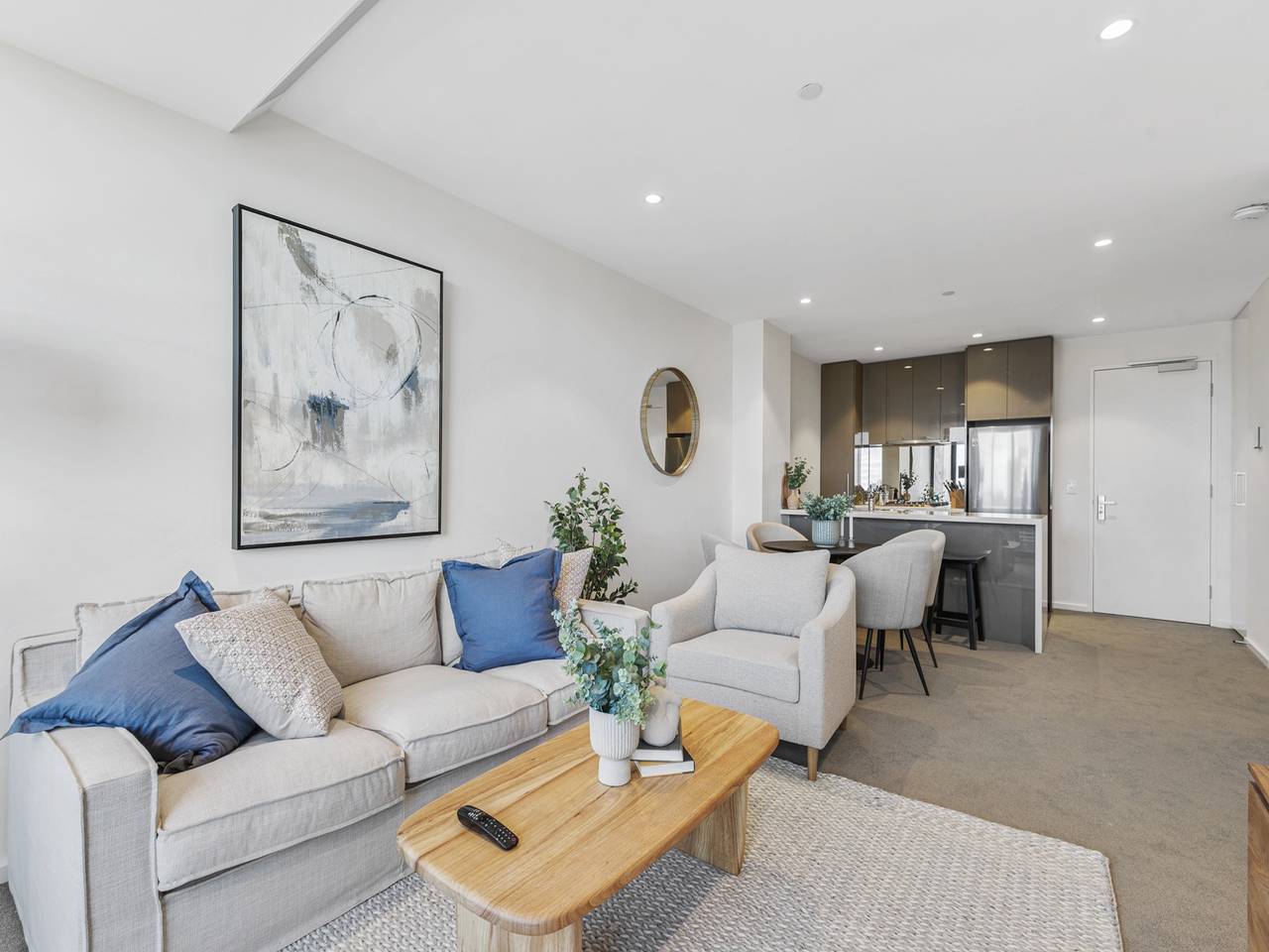 Entire apartment, Elegant 2-Bed Apartment with Balcony & City Views in Southbank, Melbourne