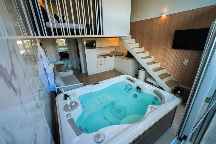 Location de vacances pour 2 personnes, avec jardin ainsi que jacuzzi et piscine à Saint-Laurent-du-Var