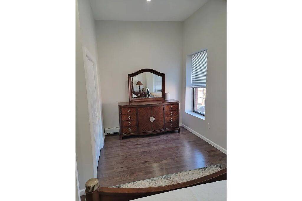 Ganze Wohnung, The Monrow Brownstone! in West New York, Hudson County