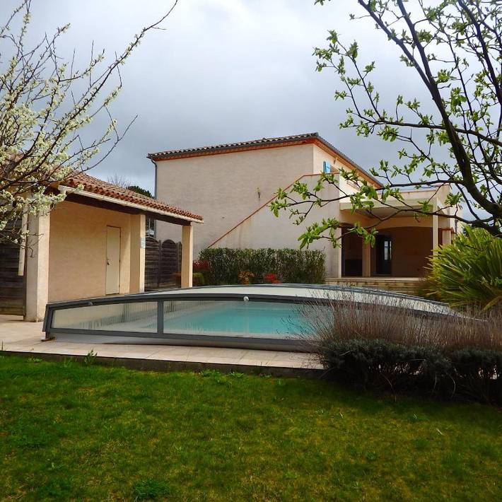 Chambre d’hôte pour 2 personnes, avec balcon et jardin ainsi que piscine et vue