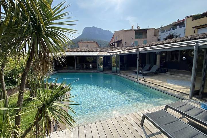 Large Atypical Villa With Private Pool In A Quiet Location in La Farlède, Mediterranean Coast (France)