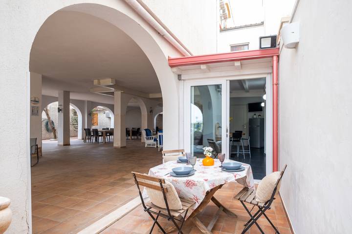 Vakantiehuis 'Villa Gaudì - Vicenz' met Uitzicht op Zee, Wifi en Airconditioning in Spiaggia di Sant'Isidoro, Sant'Isidoro