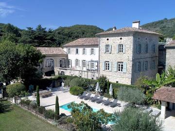 Gîte pour 2 personnes, avec jardin et piscine ainsi que terrasse et vue à Les Mages