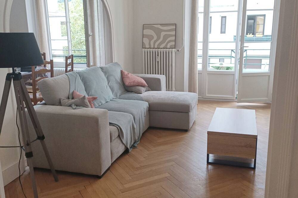 Entire apartment, Spacious, bright T3 800m from the station in Chambéry, Chambéry region