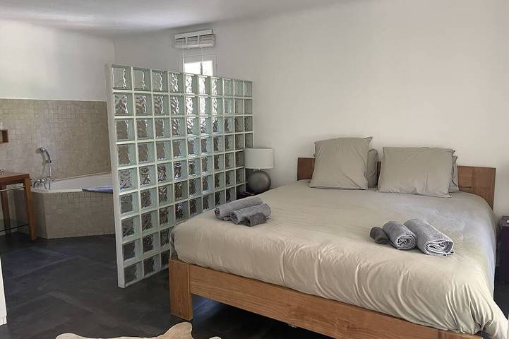 Location de vacances pour 6 personnes, avec jacuzzi ainsi que jardin et piscine à Bouc-Bel-Air - 3