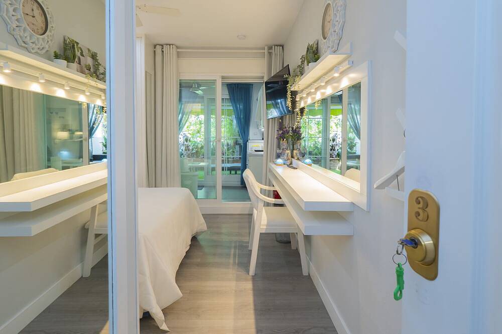 Cubo's Poseidon Apartment 3 & Pool / room / air conditioning / community pool / free wifi in Torrequebrada, Benalmádena