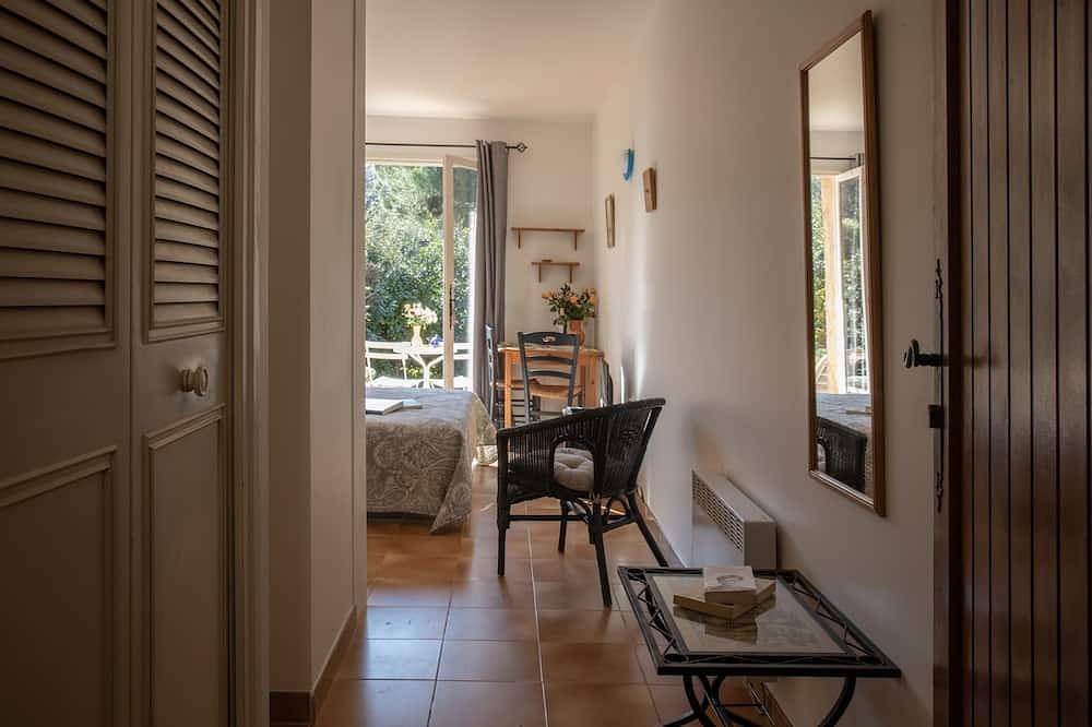 Entire apartment, Charming studio in villa in Saint Paul de Vence with terrace and garden in Saint-Paul-de-Vence, Cannes region
