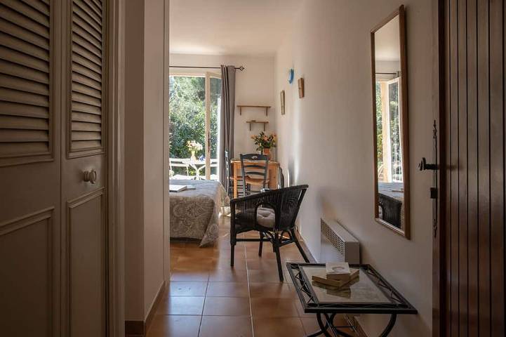 Ganze Wohnung, Charmantes Studio in der Villa in Saint Paul de Vence mit Terrasse und Garten in Saint-Paul-de-Vence, Mittelmeerküste (Frankreich)