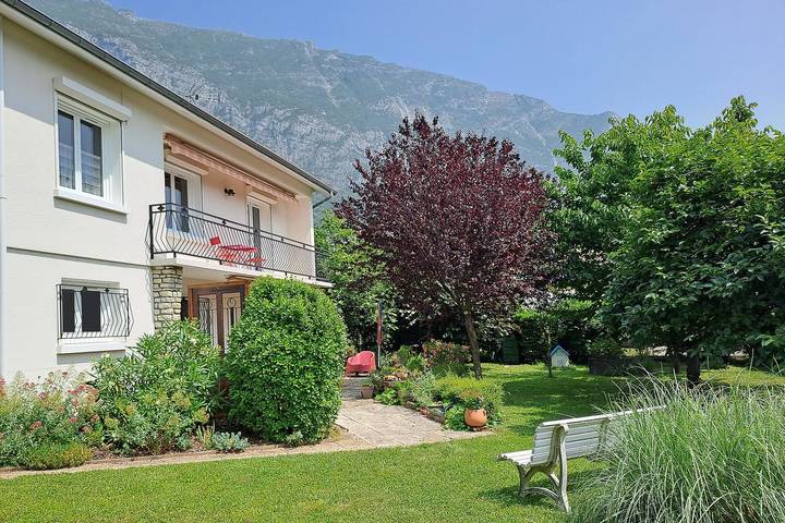 Gîte pour 6 personnes, avec jardin et terrasse, animaux acceptés à Saint-Égrève