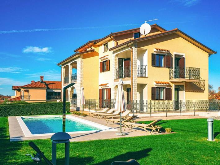 Ferienwohnung für 6 Personen, mit Terrasse und Pool