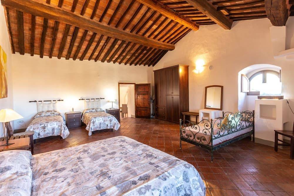 Entire apartment, Palazzo Malfatti- Superior penthouse with two bedrooms for 6 people in Massa Marittima, Grosseto Province