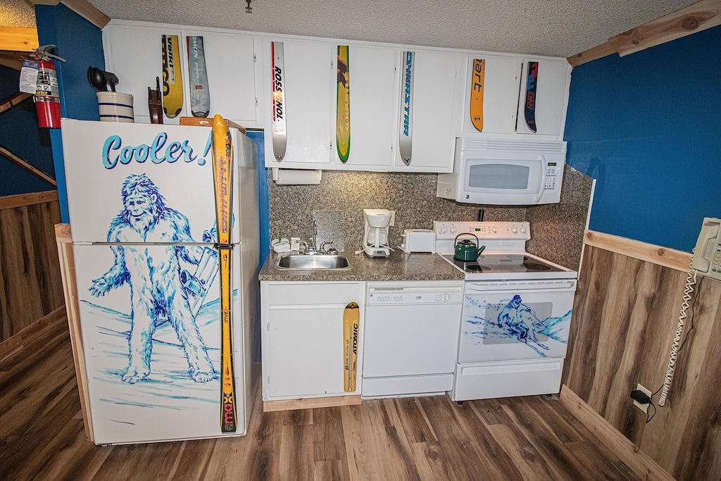 Ganze Wohnung, 1Br / 1Ba Gesichter Pisten Erster Stock Parken Wi-Fi Village! Kein Aufzug in Snowshoe, Greenbrier River