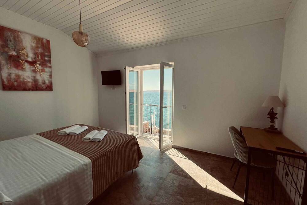 Holiday home right by the sea in Lukovo Šugarje, Kvarn land