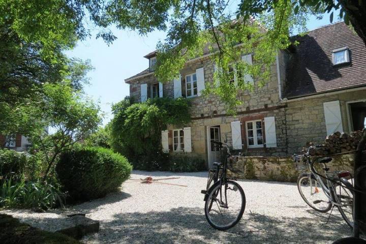 Gîte pour 10 personnes, avec jardin ainsi que vue et piscine, animaux acceptés à Chauffour-sur-Vell