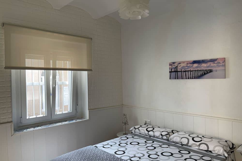 Típica casa de pueblo en planta baja bien iluminada y gran terraza equipada. in Tierras del Ebro, Costa Dorada