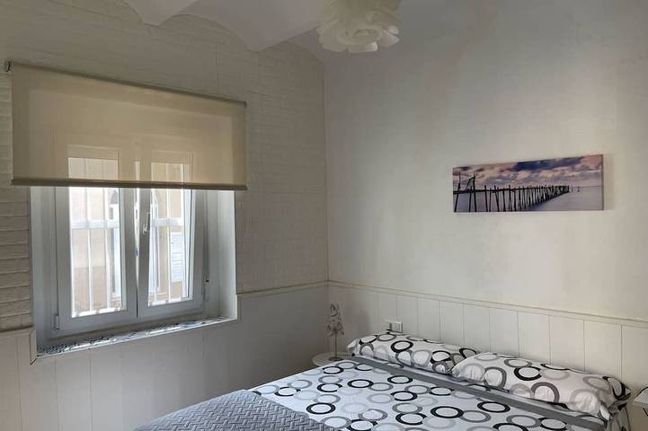 Typical town house on the ground floor, well lit and a large equipped terrace. in Sant Carles de la Ràpita, Costa Dorada