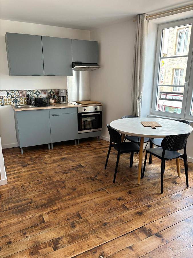 Appartement entier, One-Bedroom Apartment in Sainte-Mère-Église, Région de Cherbourg
