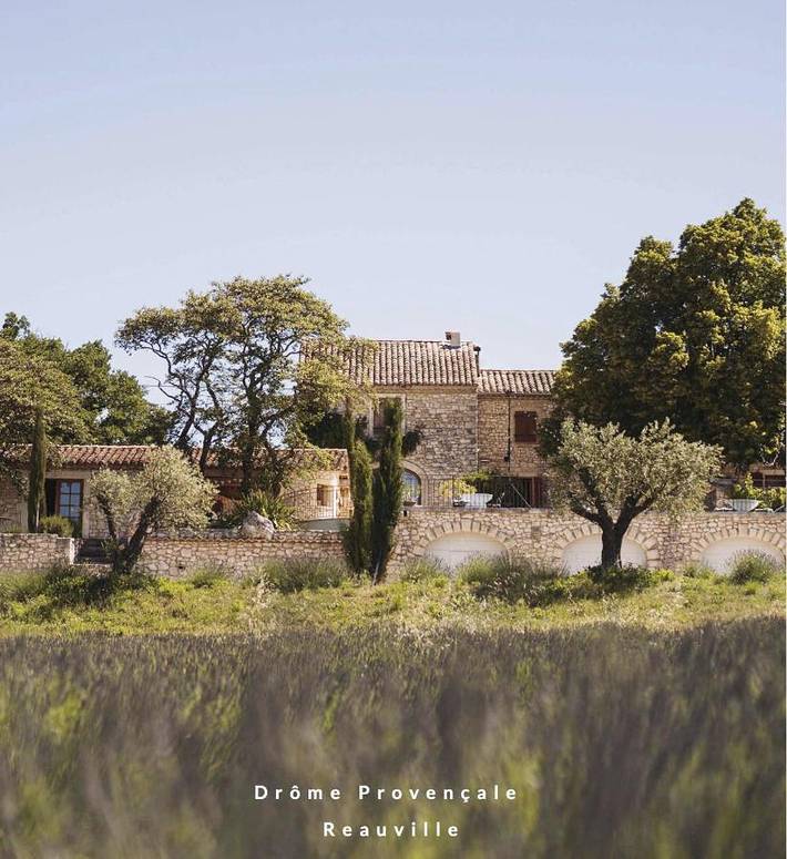 Gîte pour 2 personnes, avec vue ainsi que piscine et terrasse à Réauville