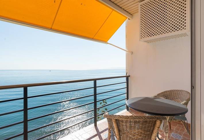 Apartamento entero, Apartamento Sunny View Castillo Santa Clara con vistas al mar, piscina, Wi-Fi, A/C, terraza y jardín in La Carihuela, Torremolinos
