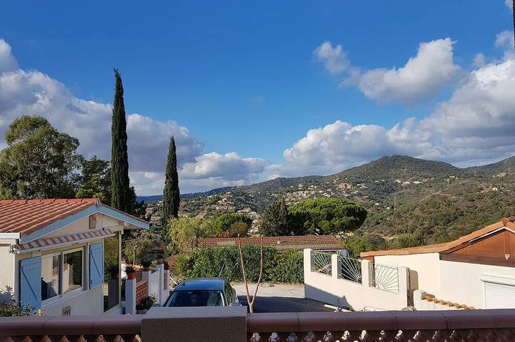 Gîte pour 4 personnes, avec terrasse et piscine