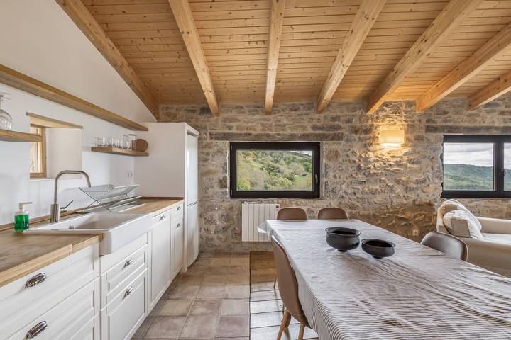 Holiday Home 'La Calma' with Mountain Views, Shared Garden and Wi-Fi in Ogassa, Katalonske Pyrenæerne