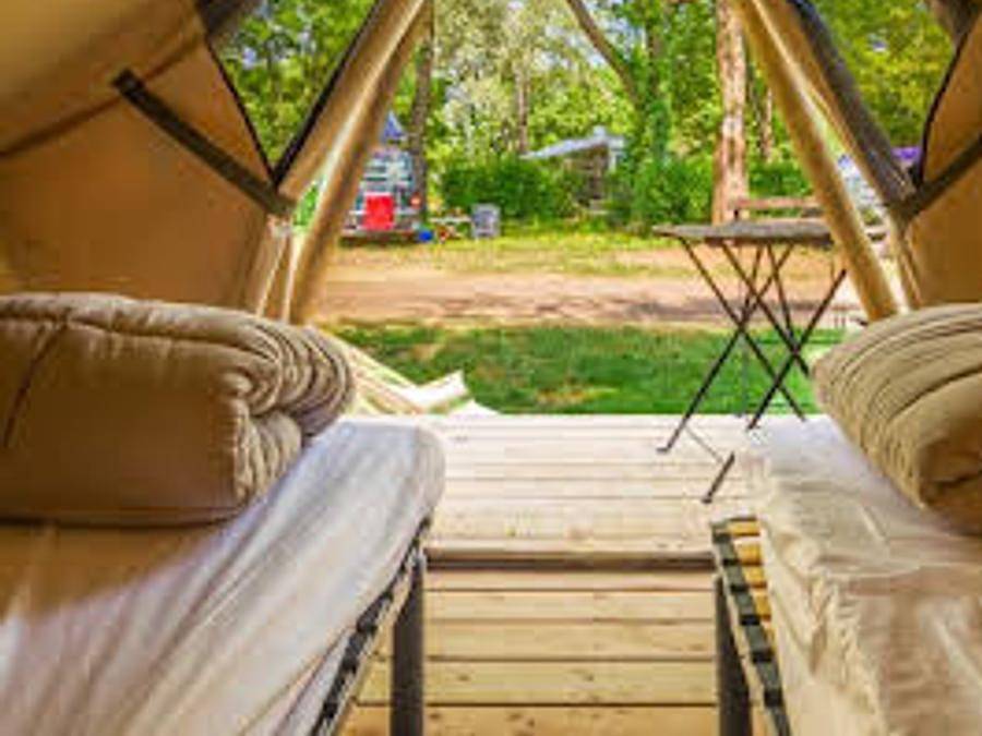 Flower Camping De la Plage - Tent 2 persons - Ready to camp 6m² 1 bedroom - without sanitary facilities + terrace 3m² 2 pers in Saint-Cirq-Lapopie, Causses du Quercy Regional Nature Park