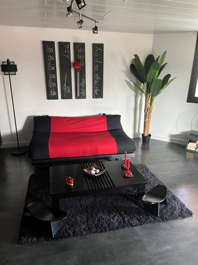 Appartement entier, Comme dans un écrin - T2 de 50 m² avec jardin, terrasse et piscine in Vernaison, Lyon et ses environs