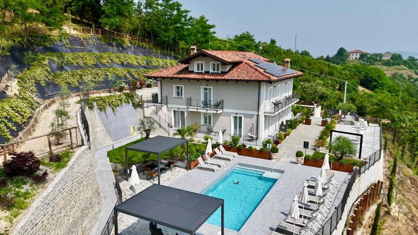 Location de vacances pour 4 personnes, avec piscine et sauna ainsi que vue et jardin à Alba (Piemont)