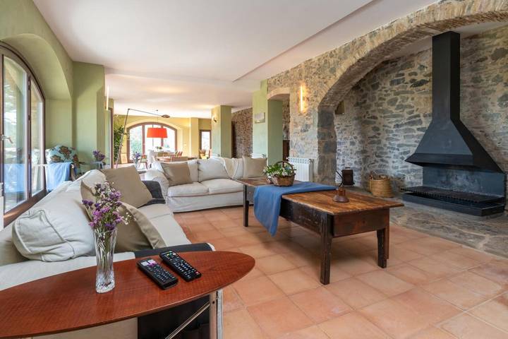 Casa Rural 'Mas Darovie' con vistas a la montaña, Wi-Fi y aire acondicionado in Foixí, Baix Empordà