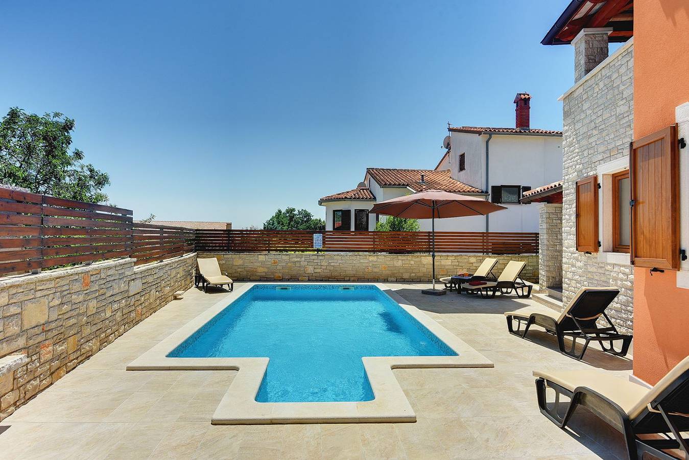 Villa nur 800 Meter zum Strand mit Meerblick, privatem Pool, Bbq und Spielplatz in Barbariga, Südküste Istrien