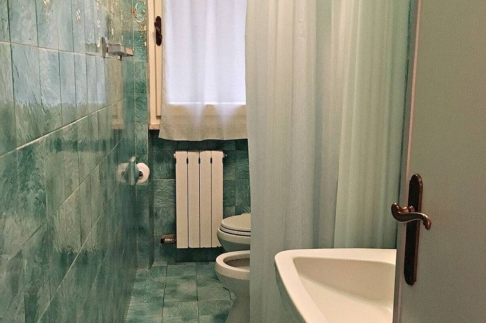 Villa Versilia Marina Pietrasanta 2 Schlafzimmer Badezimmer Wohnzimmer Küche Esszimmer in Marina di Pietrasanta, Pietrasanta