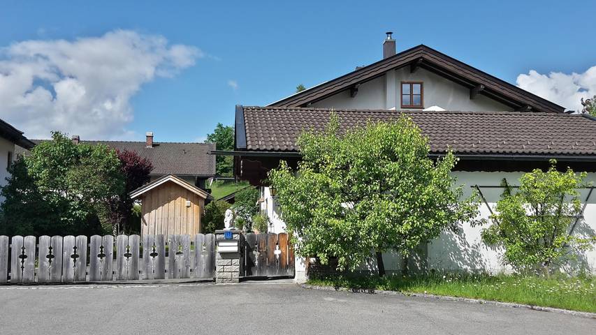 Ferienwohnung für 3 Personen, mit Balkon und Terrasse sowie Ausblick in Krün