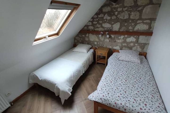 Gîte pour 4 personnes, avec terrasse ainsi que jardin et piscine à Allonnes - 2