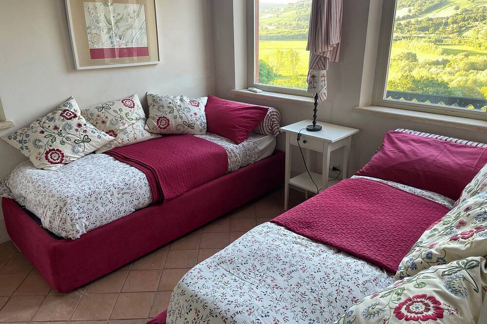 La casa rossa sulle rovine romane in Otricoli, Provincia di Terni