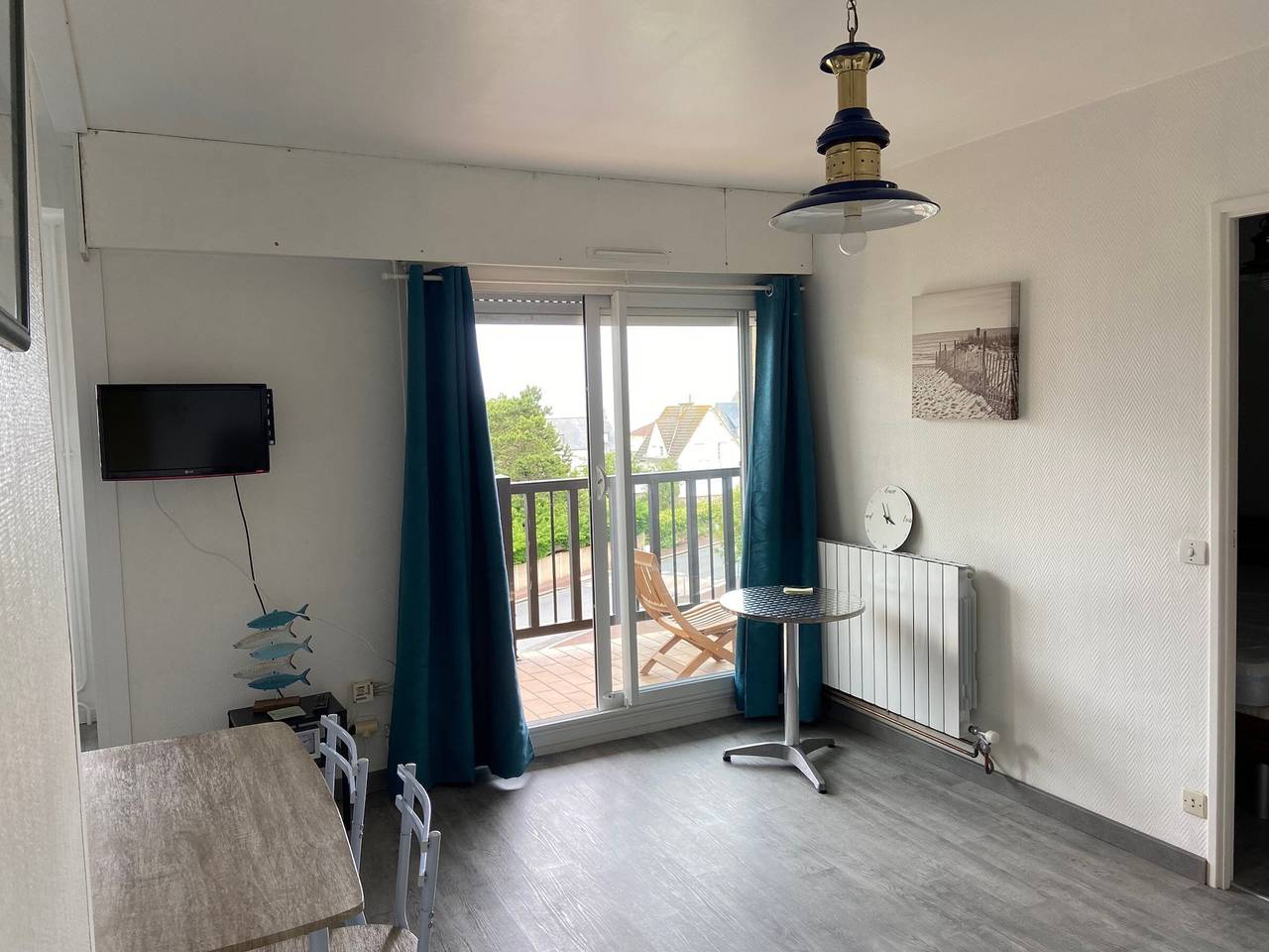 Ganze Wohnung, 2-Zimmer-Wohnung mit Balkon, wenige Schritte vom Strand entfernt, Wifi und Parkplatz in Villers-sur-Mer, Lisieux und Umgebung
