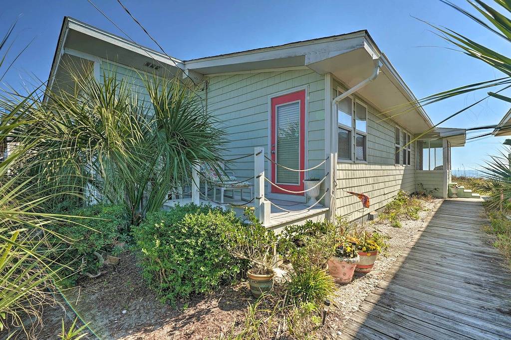 Oceanfront Gem w/ Rooftop Deck: Steps to Sand in Topsail Beach, Topsail Island