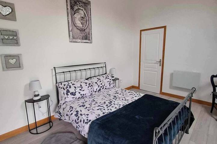 Gîte pour 8 personnes, avec jardin dans Saint Christophe De Chaulieu
