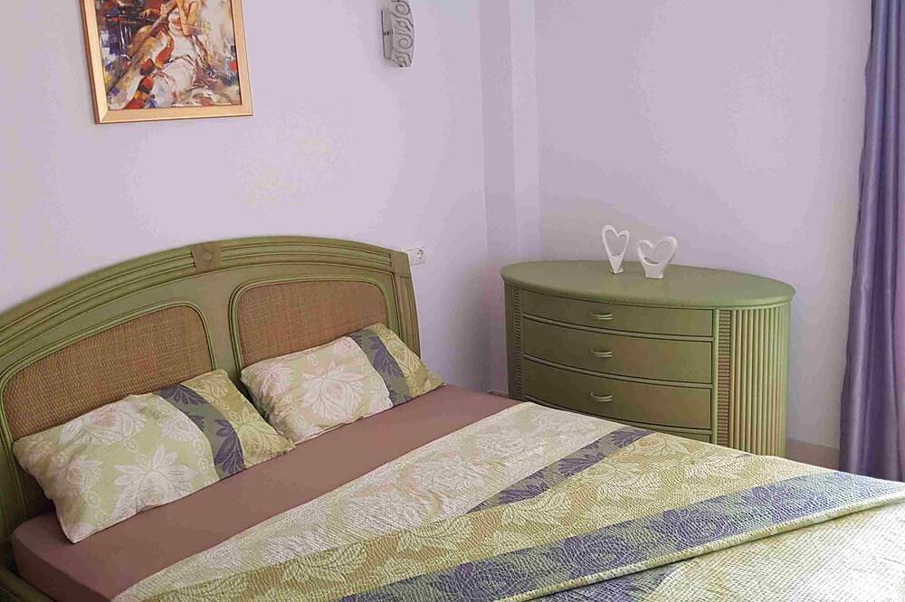 Entire apartment, Charming, bright, spacious apartment with wifi, air conditioning, parking, terrace in Cala Bona, Son Servera