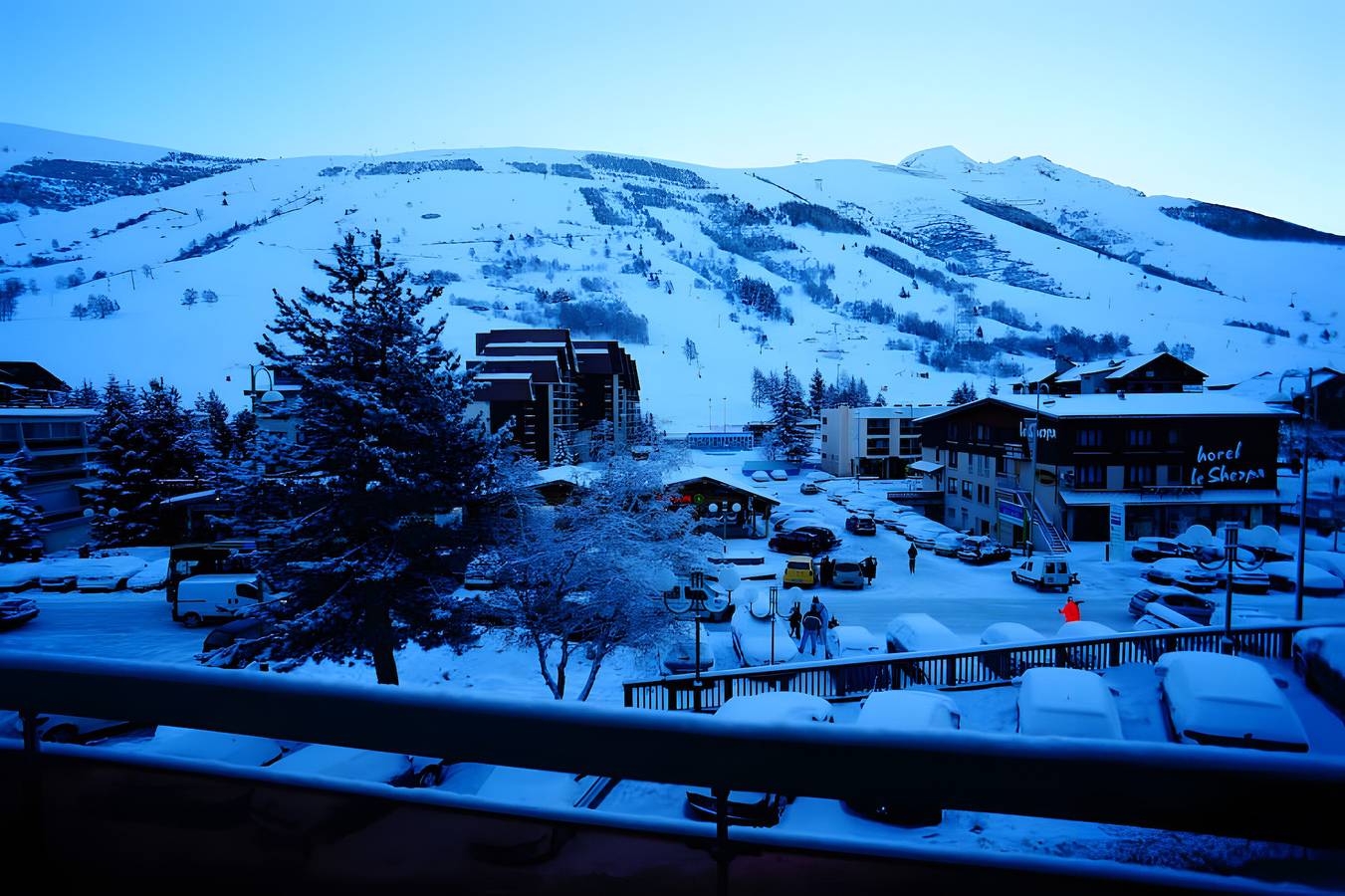 Apartamento entero, Apartamento 'Boutique Central Les 2 Alpes' con vistas a la montaña, balcón y Wi-Fi in Mont-de-Lans, Les Deux Alpes