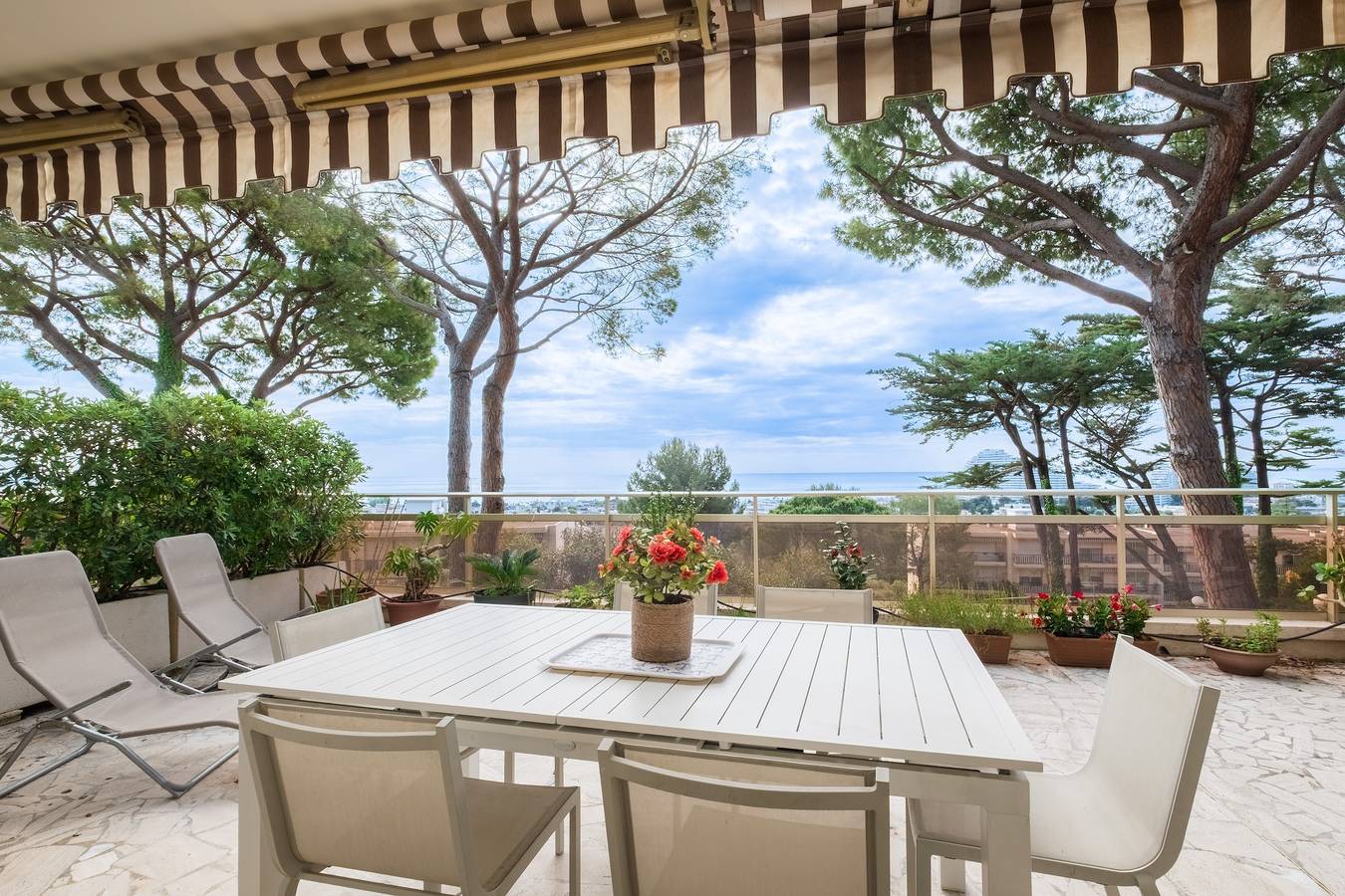 Entire apartment, 2-Room Apartment with Sea View, Pool and Tennis in Villeneuve-Loubet, Mediterranean Coast (France)