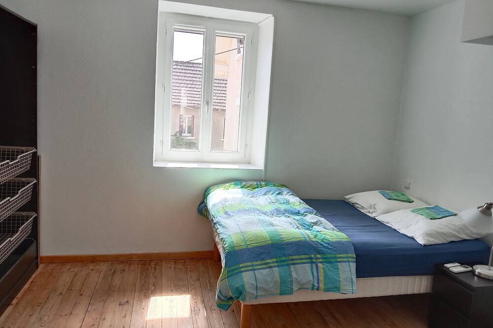 Townhouse with triplex courtyard, quiet location in Montalieu-Vercieu, La Tour-du-Pin und Umgebung