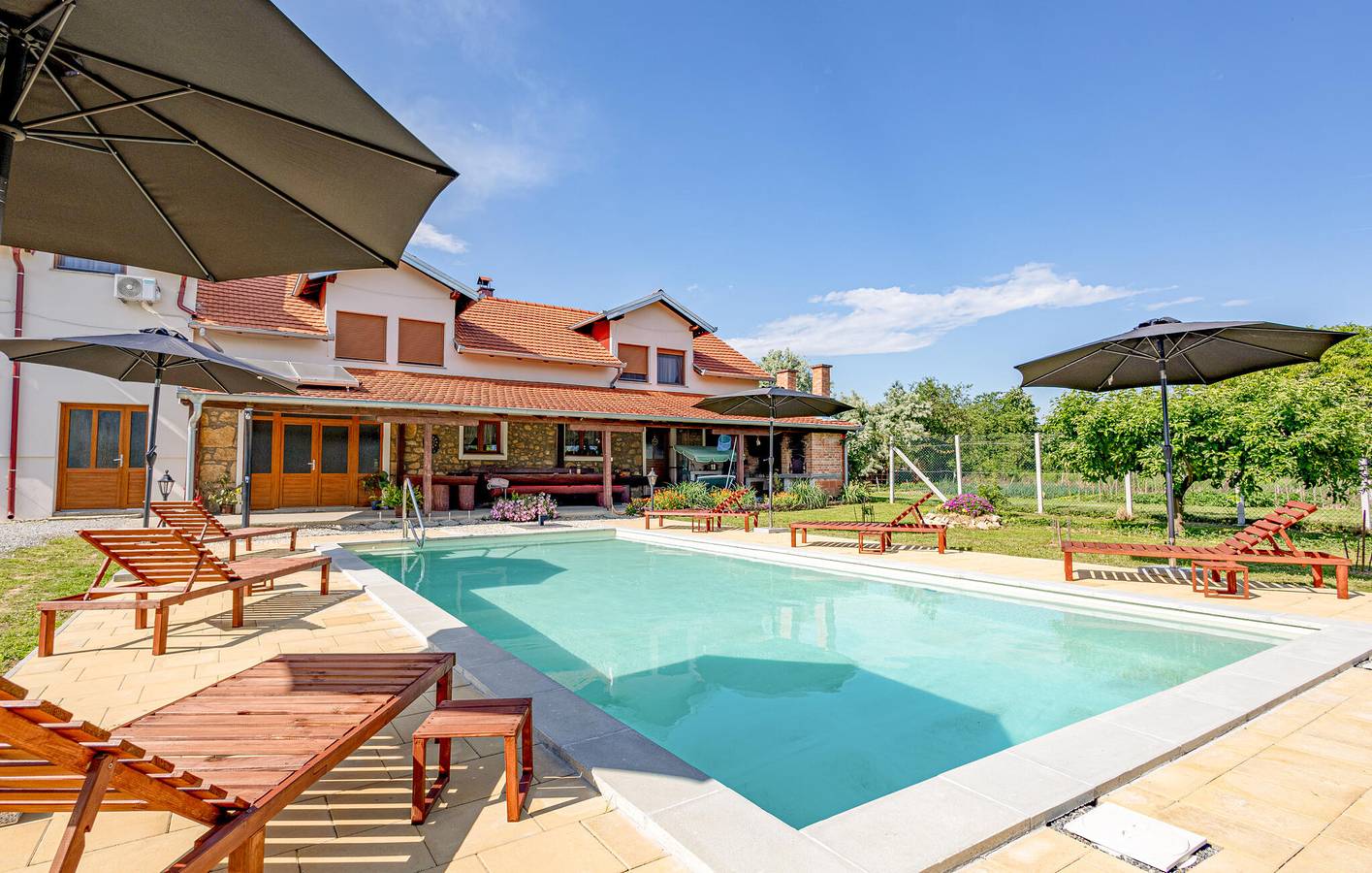 Gemütliche 2-Zimmer-Wohnung mit Pool, WLAN, Terrasse und Parkplatz in Pozega-Slawonien