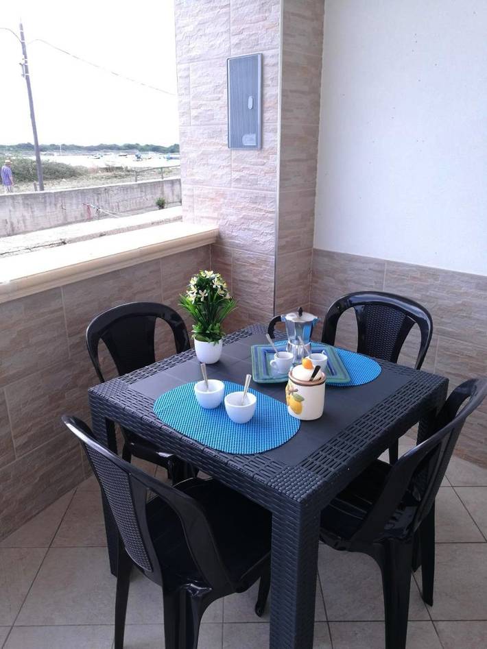 Ferienwohnung für 5 Personen, mit Balkon und Terrasse sowie Seeblick und Ausblick in Torre Colimena - 2