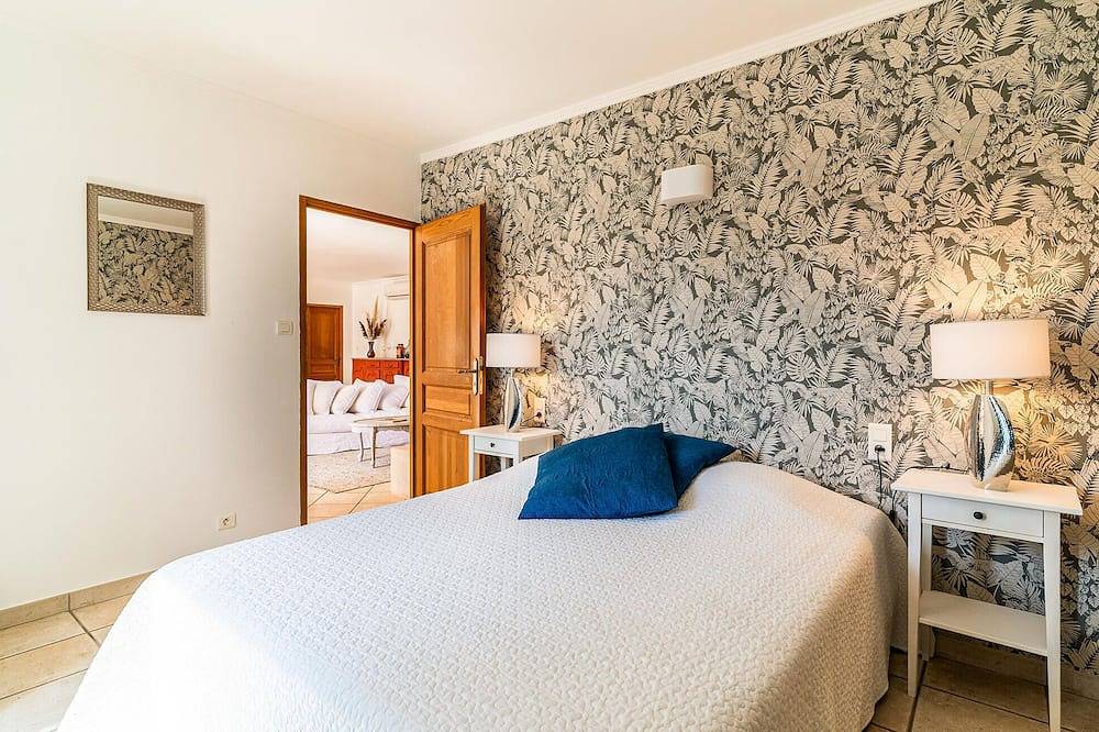 2 bedroom gorgeous home in Noves in Les Paluds de Noves, Noves
