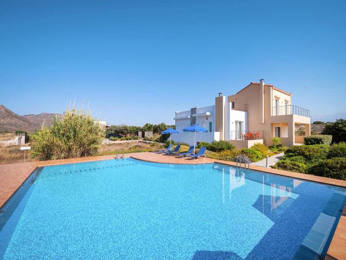 Vacation rental for 4 people, with terrace and pool as well as yard, with pets in Chania