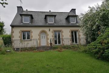 Gîte pour 10 personnes, avec balcon et jardin, animaux acceptés à Plélauff