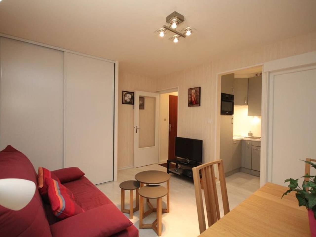 Entire apartment, Beautiful T2 apartment with balcony and parking 220m from center in Mont-Dore, Volcans d'Auvergne Regional Nature Park