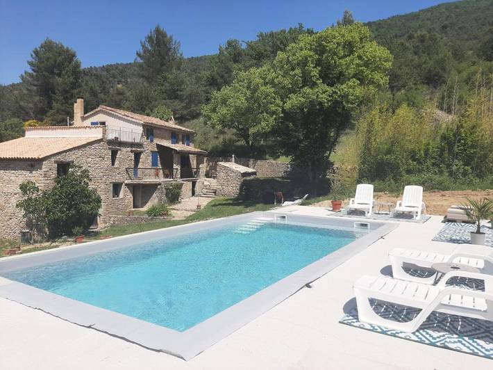 Location de vacances pour 8 personnes, avec Balcon et Jacuzzi ainsi que Terrasse et Jardin à Châteauneuf-de-Bordette