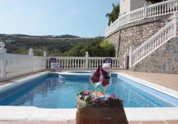 Casa rural para 8 personas, con terraza y jardín además de piscina y vistas en Ítrabo