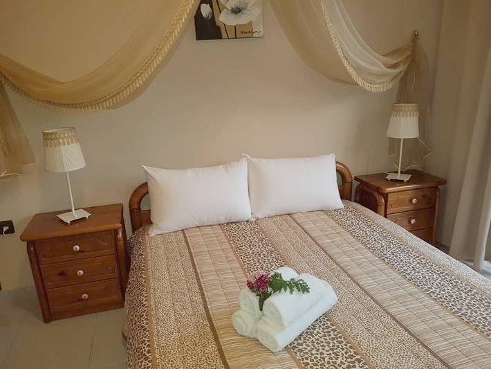Casa de huéspuedes para 2 personas, con terraza además de vistas y jardín en Rodas